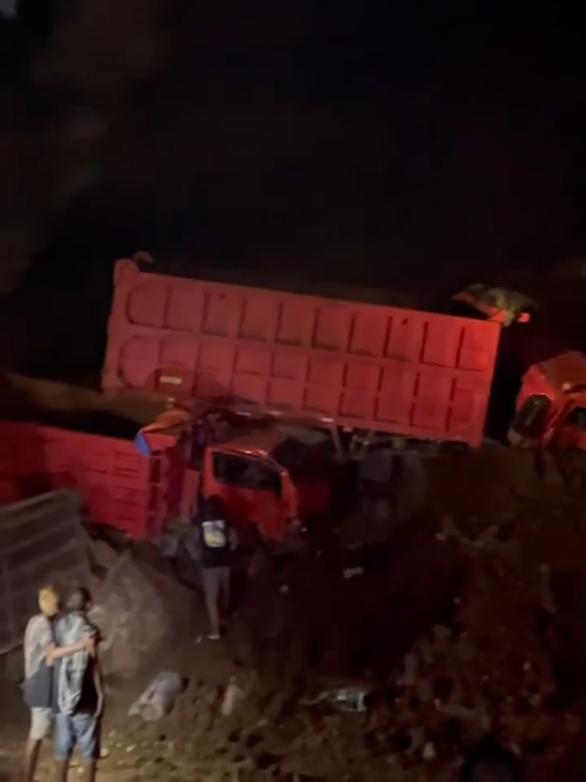 Longsor terjadi di area galian C yang berlokasi di Kalialang, Kelurahan Sukorejo, Kecamatan Gunungpati, Kota Semarang, pada Selasa (11/11/2025). BUKANNYA KOTA SEMARANG TIDAK BOLEH ADA GALIAN C ? #galianc #proyek #longsor #galian #semarang 