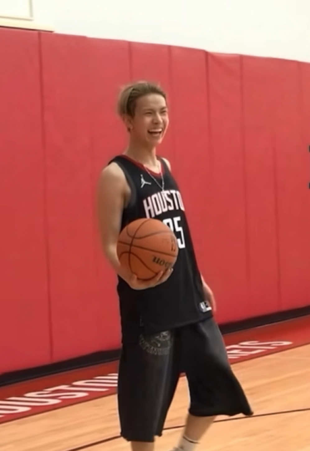 we still have a chance to give enhypen the visa fans choice daesang!! the voting was blind so we don’t truely know who won the final round, however we did win the twitter hashtag voting, so if we all vote during the live voting we can increase our chances!! #enhypen #heeseung #heeseungenhyorn #english 