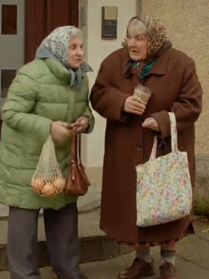 Hulajnoga elektryczna po babcinemu! ⚡😂 Dorosły chłopak na hulajnodze?! Babcie nie wierzą! 🤯 Ekonomiczne? Moje nogi pracują za darmo od 60 lat! 👵💪 Zabawna scenka o dwóch polskich babciach komentujących nowoczesność — tym razem „hulajnogi elektryczne”! 🚴‍♂️ Jedna z nich tłumaczy, że to ekologiczne i ekonomiczne, a druga nie może w to uwierzyć: jej nogi działają za darmo od 60 lat i bez ładowania! 😂 Krótka komedia o zderzeniu pokoleń, postępie i zdrowym rozsądku. Kiedy nowoczesność spotyka tradycję — babcie mają swoje zdanie! 😂⚡ Disclaimer: Ten film to fikcja komediowa. Wszelkie podobieństwa do osób i zdarzeń są przypadkowe. 😂 Subskrybuj, jeśli twoja babcia też ma swoje sposoby na „ekonomiczne rozwiązania”! 💬 Napisz w komentarzu, co by powiedziała o hulajnodze elektrycznej! #PolskieBabcie #HulajnogaElektryczna #PolskaKomedia #ŚmieszneBabcie #PolskiHumor #KrótkiFilm #Technologia Celem naszych filmów jest dostarczanie rozrywki i wiedzy, często poprzez satyrę. Nie traktujcie wszystkiego całkiem serio :) Ten materiał został wygenerowany z wykorzystaniem AI.