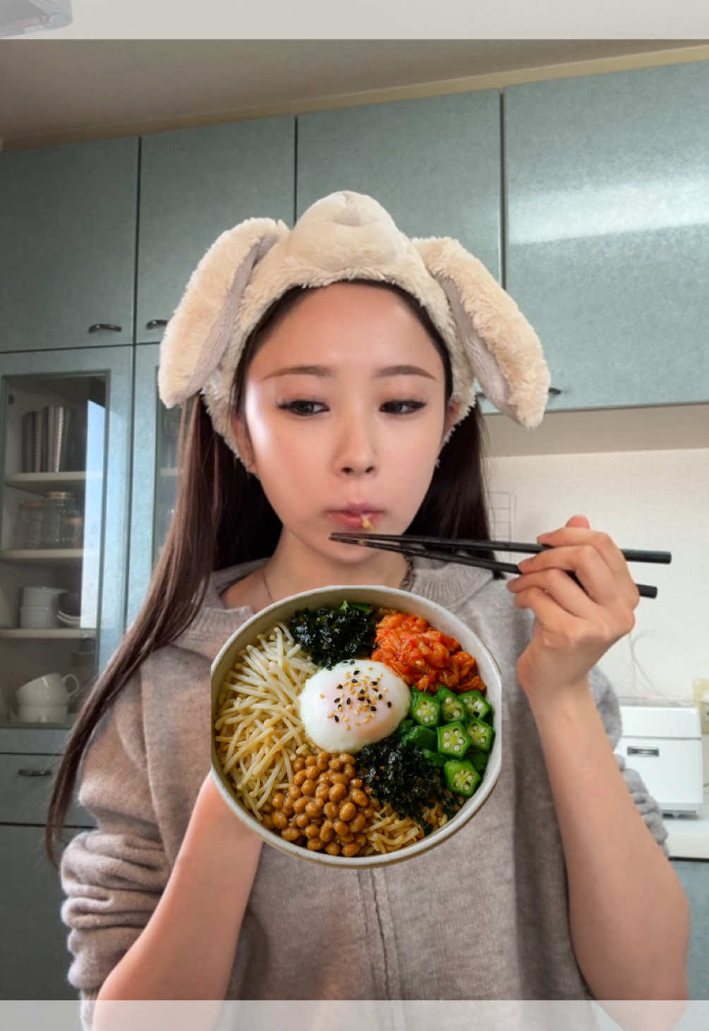 ねばねば好き必見🐰レンジで簡単の腸活えのき🍄‍🟫ご飯とか豆腐にかけて食べても美味しい😋 ・材料 えのき (600wで3分レンチン) 納豆 キムチ オクラ (お好みでたくあん、もやし、韓国海苔など) 麺つゆ 適当 ごま油 適当 温玉 ごま 適当 フォロワー3万人ありがとうございます🐰♡ #ダイエットレシピ #ヘルシーレシピ #腸活レシピ #えのきレシピ #納豆レシピ 