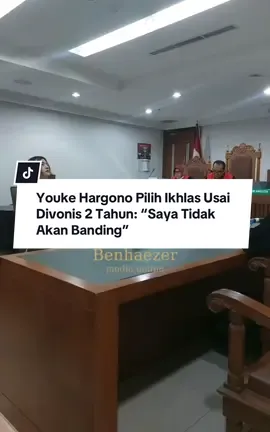 Youke Hargono dijatuhi hukuman 2 tahun penjara dalam sidang putusan yang digelar siang tadi. Vonis itu dibacakan langsung oleh majelis hakim, setelah melalui rangkaian sidang yang panjang dan penuh tekanan. Saat putusan dibacakan, Youke terlihat memejamkan mata, seolah menahan sesuatu yang ingin pecah di dadanya. Bukan sekadar air mata — tapi rasa lelah yang selama ini ditumpuk diam-diam. Kuasa hukumnya hanya mengangguk—lebih kepada menghormati keputusan kliennya daripada menyetujui putusan yang dijatuhkan. Tidak ada rencana banding. Tidak ada perlawanan lanjutan. Yang tersisa hanya keikhlasan dan harapan agar hidup berikutnya bisa berjalan tanpa harus membuka luka yang sama.  Cv :star7  #beritaviral #youke #fypage #fyp #fitrisalhuteru 