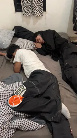 sleepovers 👽 #durchvolkuniversity 