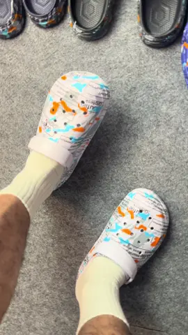 Sandal slip-on kamuflase, tersedia dalam 5 warna, super bergaya.#promomakan1111 #sandal #pria 