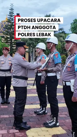 Kapolres Lebak Polda Banten AKBP Herfio Zaki, S.I.K., M.H. memimpin Upacara Pemberhentian Tidak Dengan Hormat (PTDH) terhadap satu personel Polres Lebak yang terbukti melanggar kode etik profesi Polri. Upacara dilaksanakan di Lapangan Mapolres Lebak, Selasa (11/11/2025). Dalam amanatnya, Kapolres Lebak menegaskan bahwa keputusan PTDH ini merupakan bentuk ketegasan dan komitmen pimpinan dalam menegakkan disiplin serta menjaga marwah institusi Polri. “Keputusan ini bukan bentuk kebencian, melainkan konsekuensi atas pelanggaran yang mencederai kehormatan dan nama baik institusi Polri. Sebagai anggota Polri, kita harus sadar bahwa setiap tindakan memiliki tanggung jawab dan konsekuensinya,” tegas Kapolres Lebak. #polreslebak #polisiindonesia #polisihebat 