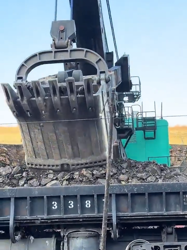 A single bucket of ore is filled – the power and efficiency of a giant electric shovel
