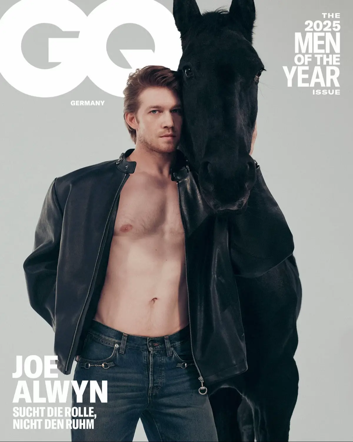 Wir präsentieren den ersten Coverstar unserer GQ Men Of The Year Ausgabe: Joe Alwyn Als sich „Der Brutalist“ Anfang des Jahres als einer der großen Oscar-Favoriten erwies, war das auch eine Sternstunde für den 34-jährigen Briten. Mit dem Film-Epos über Immigrant:innen in die USA, an der Seite von Adrien Brody, festigte er seinen Ruf als Mann für komplexe Charaktere – und als möglicher nächster James Bond. Im Londoner Bridge Theatre stand er zuletzt neben Alicia Vikander in Henrik Ibsens „Die Frau vom Meer“ auf der Bühne, bevor er sich Shakespeares „Hamnet“ widmete – ein weiteres Werk, das bereits für viel Oscar-Buzz sorgt. Ob Bühne oder Leinwand, ob Klassik oder Gegenwart – Joe Alwyn bewegt sich mit Leichtigkeit zwischen den Welten. Ein Schauspieler, der mehr als nur Rollen verkörpert: Er verleiht ihnen Tiefe, Stille und Wahrhaftigkeit. Darum ist Joe Alwyn unser GQ Actor of the Year 2025. Das vollständige Interview mit GQ Culture Editor Ulf Pape lest ihr jetzt via Link in Bio. Fotos Sean + Seng von the Good Company Reps Styling Tobias Frericks Haare Kei Terada von Julian Watson Make-up: Claire Urquhart von Julian Watson Produktion the Good Company Reps Visual Editor & Produktion Alexa von Arnim Pferdetrainer Karl Greenwood von A-Z Animals Licht-Direktor Tom Hill Foto-Assistenz Zac Dinnage Styling-Assistenz Léon C. Romeike Produktions-Assistenz Tom Buller  #GQGermany #manoftheyear #GQMOTY #JoeAlwyn #Hamnet 