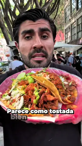 Pizzas callejeras deliciosas en metro División del Norte. Probando comida de las estaciones del metro en CDMX. Ahora tocó venir a esta estación que tiene muchos negocios de garnachas, tacos, pizzas, sopes. Empezamos probando las pizzas de pepperoni y pastor, el queso es bueno, pero la masa parece tostada. Después le entramos al taco al pastor, estaba muy jugoso, pero le falta sazón. Algo grasoso. Y probamos un taco de guisado delicioso, los tacos de guisado son una maravilla. Y muy baratos, la comida callejera del metro es buenísima, hay variedad y no es cara #food #Foodie #pizza #metrocdmx #transportepublico 