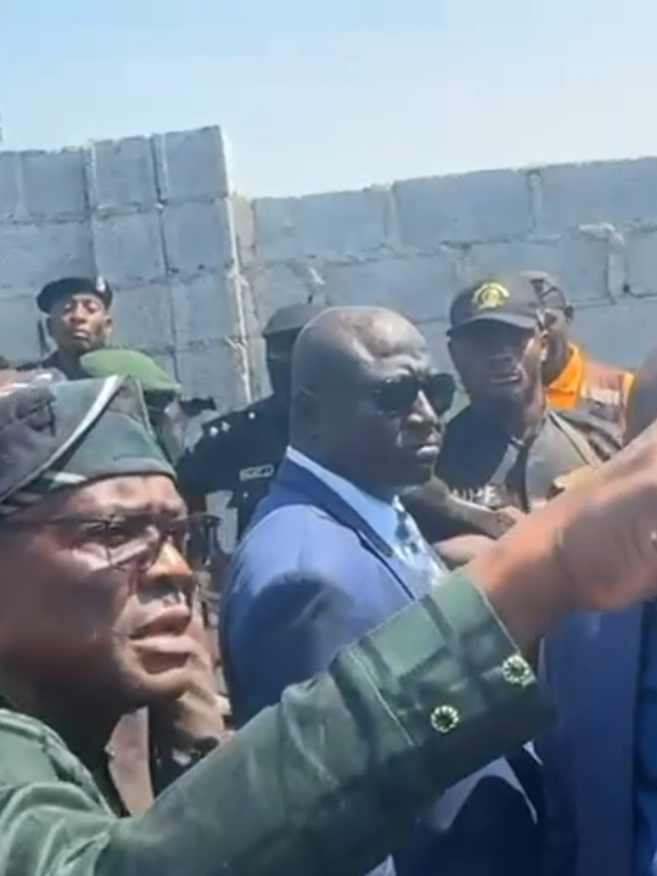 A military officer confronts FCT Minister Nyesom Wike over land dispute in Abuja. #wike #abuja #lionscribnews 