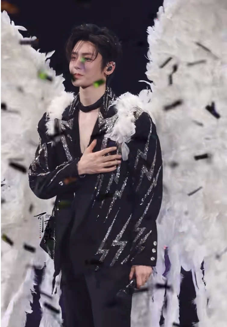 [ PERSONAL ANGEL - HOU MINGHAO ] His fans said he worked so hard and tired in the drama, why did he need to hold a concert? He was already famous enough!! but hou said 