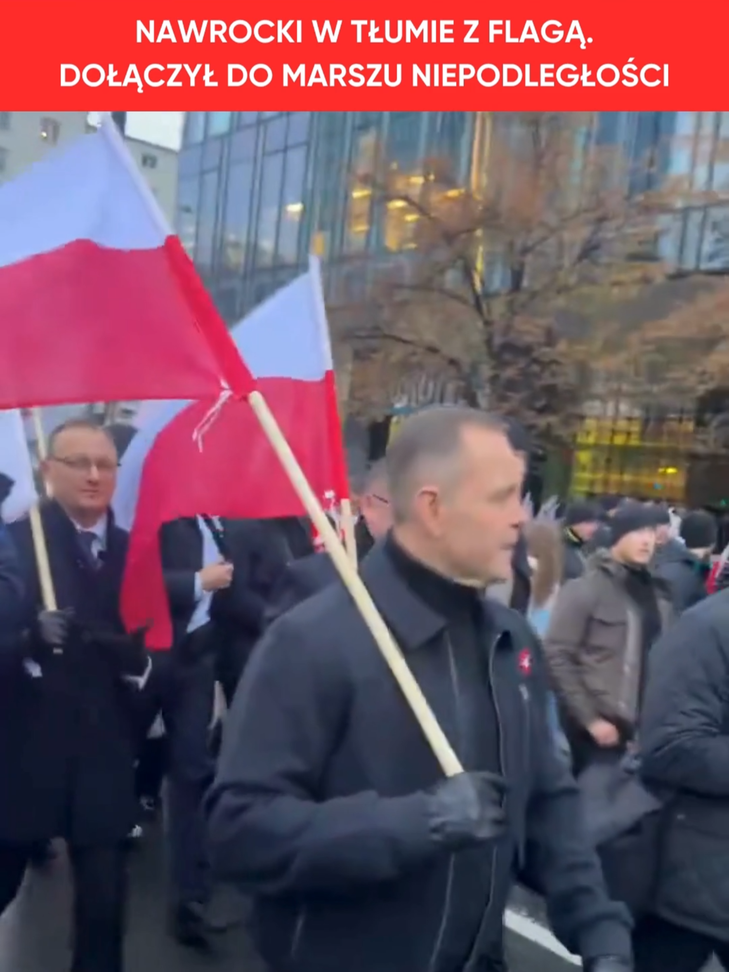 Nawrocki w tłumie z flagą. Dołączył do Marszu Niepodległości #polityka #nawrocki #marszniepodleglosci #świętoniepodległości #warszawa #polska #prezydent #wiadomości #wydarzenia #polityka #politykawsieci #politykapolska #sejmflix