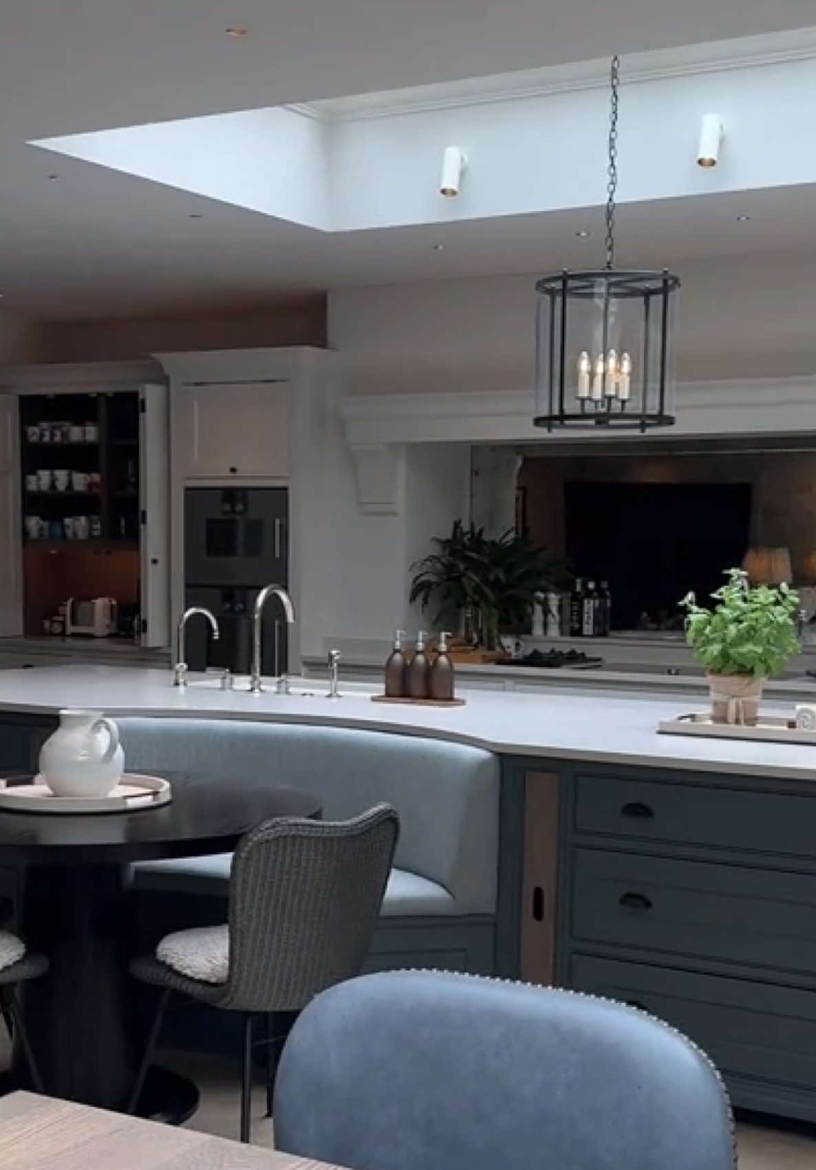 Rainy afternoons at the Ascot project. This is such a gorgeous open plan space with so many different zones. Banquette seating for casual dinners with family. Island seating for quick meals and a large dining table for gathering with friends. #humphreymunson #kitchen #luxurykitchen #interiors #kitchenisland 