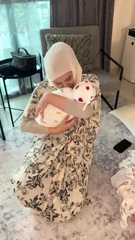 Masa mengandung setiap hari dia cium perut saya, bila dah keluar hambik ko memang mak dia boleh berehat hahahaha tenkiu aunty na yang annoying