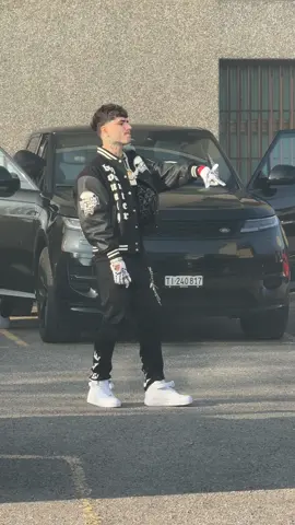 Ma cosa sta registrando 🤔💭 Sembra il video di Take 6 ⚫️ @shivaofficial  #milanoovest #shivaofficial #spoiler #take6 #newmusic 