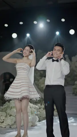 Full màn nhảy cực dễ thương của cô dâu Đỗ Hà và chú rể Viết Vương. Nhìn cách chú rể cười và cố nhớ bài nhảy theo vợ là biết sắp có “khu tự trị” mới rùi đó 🤣🤣🤣 #linhlechiteam #hoahaudoha #vietvuongdoha #dohawedding #damcuoidoha