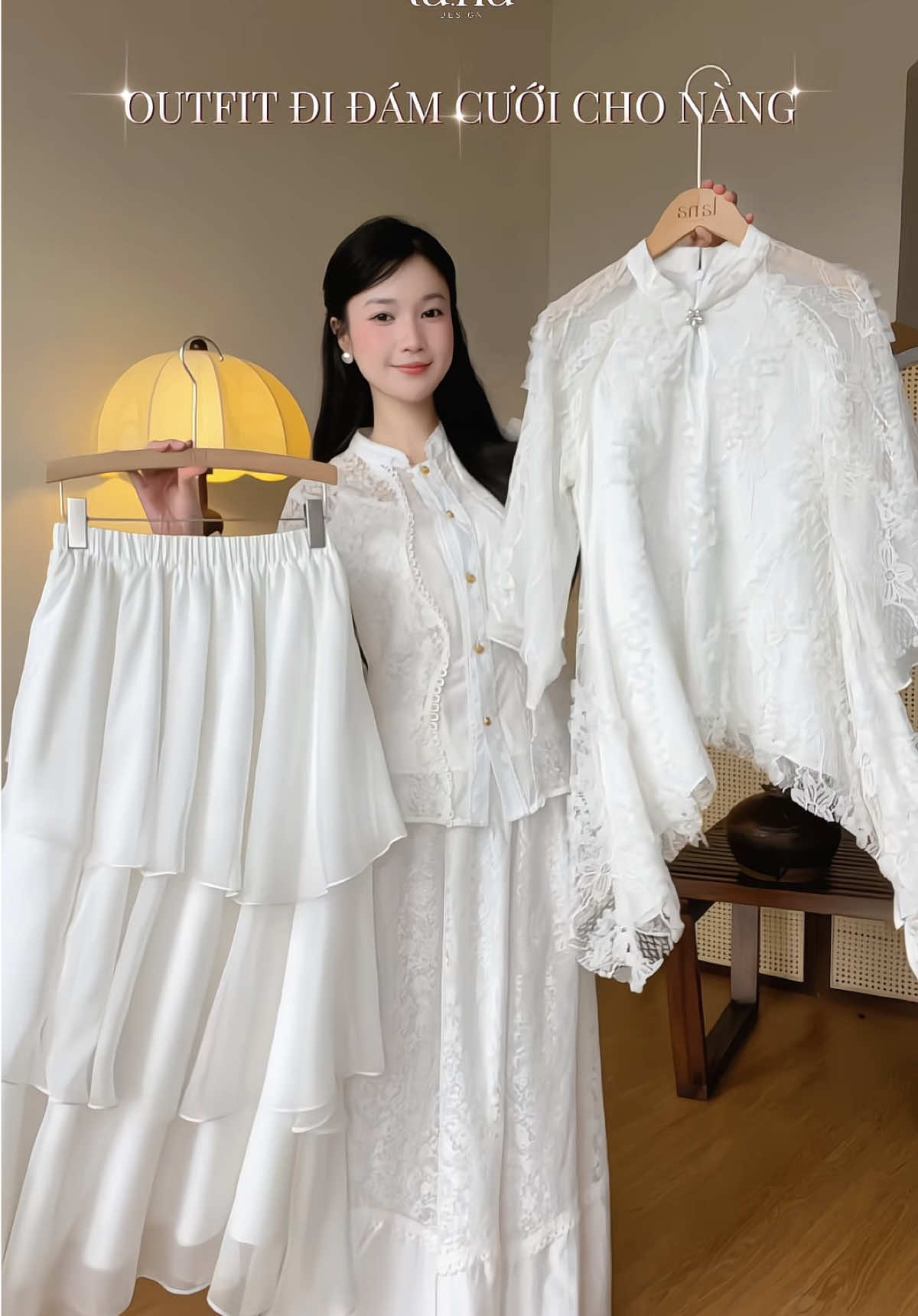 Khoác lên mình Diễm Hoa, dịu dàng như gió sớm. Gợi ý nhỏ cho buổi tiệc cưới sắp tới – nhẹ nhàng mà chẳng kém phần nổi bật cho các nàng. #aodaicollection #aodailana #aodaithietke #sv244 