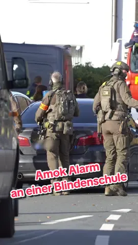 Stundenlanger Polizeieinsatz an einer Bildungseinrichtung in Soest. Am Morgen löste ein Amok-Alarm aus. Zahlreiche Spezialkräfte rücken zum Hattropper Weg aus. Nach vier Stunden endete der Einsatz. SEK und BFE durchsuchten das gesamte Gebäude. Keine Feststellung. #Schule #Polizei #Sek #Soest #feuerwehr 