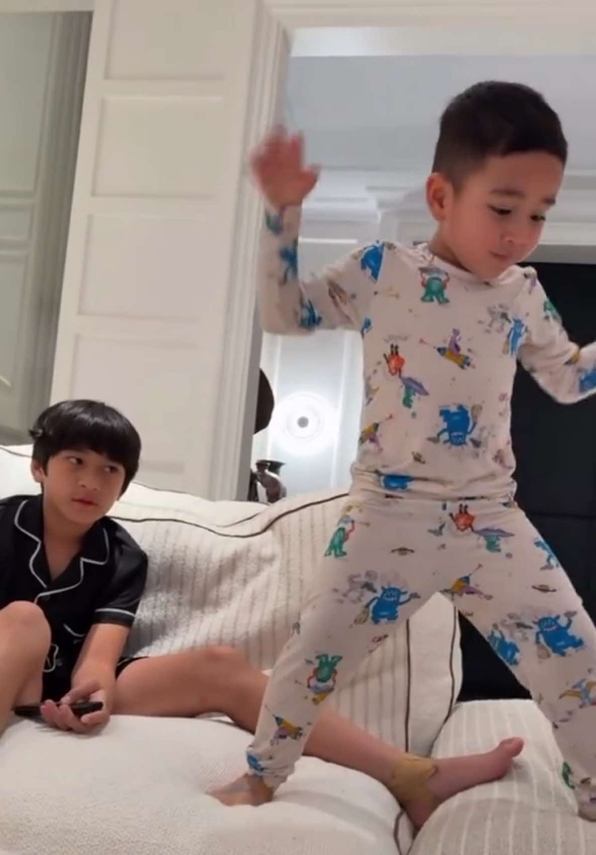 mimin paling seneng kalo Mama Gigi yg storyin anak2 di ruang tamu🥰🥰 #rayyanza #rayyanzamalikahmad #rafathar #raffinagita1717 #princesslily 