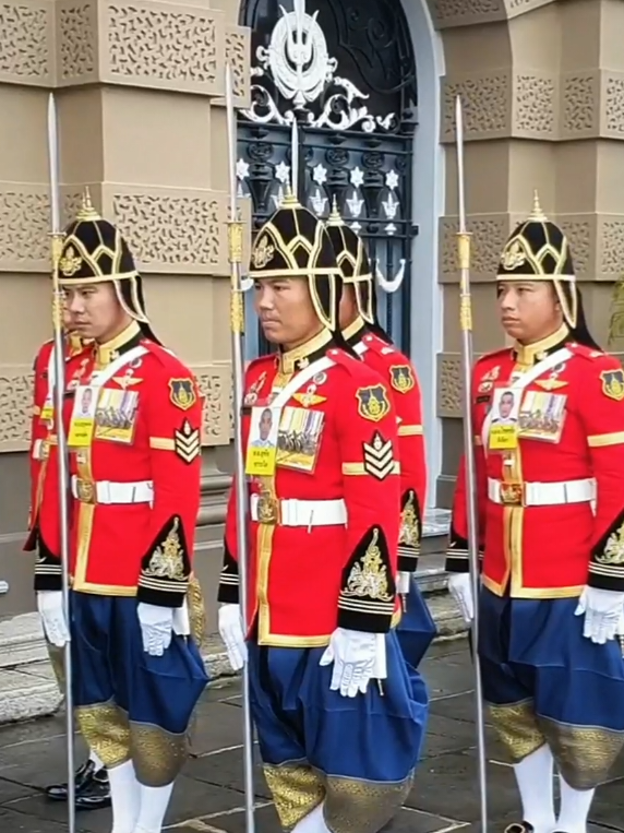 ยามเกียรติยศ จัดเป็นยามคู่ ถือหอกเป็นอาวุธรักษาการณ์บน พระที่นั่ง หรือหน้าพลับพลาที่ประทับ  