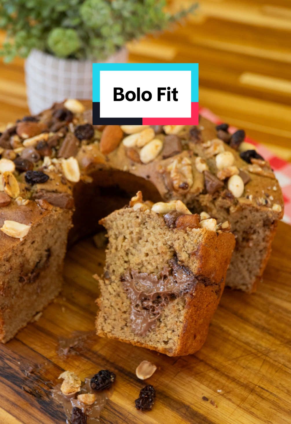 Sem AÇÚCAR 🔥 Sem ÓLEO 🔥 Sem LEITE 🔥 Sem GLÚTEN  Ingredientes: 2 xícaras de farinha de aveia 3 bananas maduras 1 colher de sopa de fermento em pó 4 ovos 1 xícara de tâmaras ou uva passa Castanhas a gosto Chocolate meio amargo a gosto #bolofit #semglúten #semlactose 