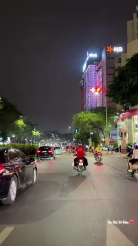 Mùa thu năm nào anh với em gặp nhau…. @Hà Nội Về Đêm ❤️ #hanoivedem❤ #langthanghanoi #nhachaymoingay #xuhuong2025 