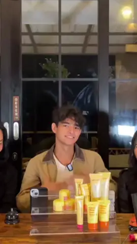 Sibuk banget her🤏😆 #harryvaughan #glowbe #asmaragenzsctv 