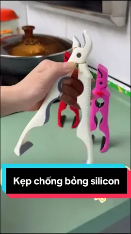 🔥 Nhà bếp an toàn hơn – không lo bỏng tay! 🔥 Kẹp chống bỏng silicon cao cấp – chịu nhiệt cực tốt, gắp bát đĩa, nồi nóng siêu chắc tay 💪 Dụng cụ nhỏ mà tiện, ai nấu ăn cũng cần có 1 cái trong bếp! 👩‍🍳 #kẹpchốngbỏng #dụngcụnhàbếp #meovathu #giadụngthôngminh #bepxinh  