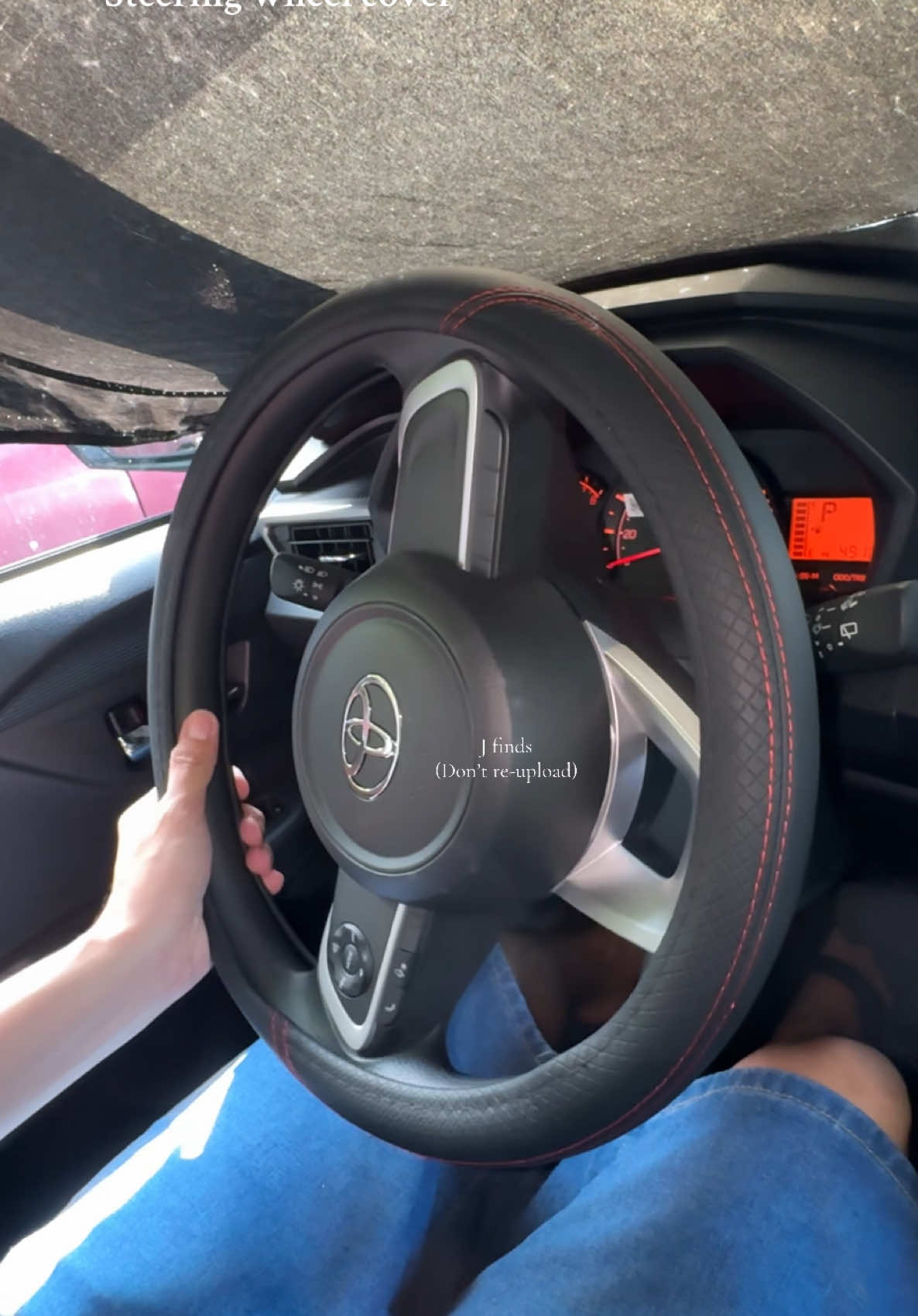 Universal steering wheel cover #caraccessories #toyotawigo #steeringwheelcover #jfinds #jfindss 