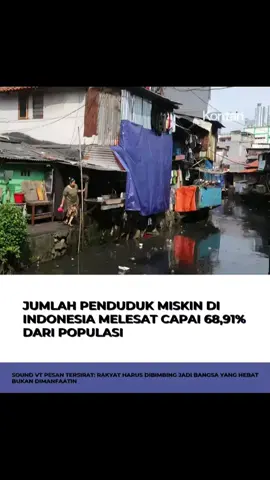 Angka pengangguran dan kemiskinan di Indonesia menunjukkan tren penurunan. Per Agustus 2025, tingkat pengangguran terbuka adalah 4,85%, dan menurut data Maret 2025, tingkat kemiskinan nasional adalah 8,47%. Meskipun data ini menunjukkan perbaikan, penyerapan tenaga kerja formal masih lemah, sehingga banyak masyarakat bekerja di sektor informal yang rentan, dan pertumbuhan ekonomi belum sepenuhnya menyerap seluruh angkatan kerja.  Tingkat pengangguran Data Terbaru (Agustus 2025): Tingkat Pengangguran Terbuka (TPT) tercatat sebesar 4,85%. Penurunan: Angka ini menunjukkan penurunan dari 4,91% pada Agustus 2024 dan 5,32% pada Agustus 2023. Faktor Pendukung: Penurunan ini didukung oleh peningkatan jumlah angkatan kerja yang terserap, meskipun proporsi pekerja informal meningkat signifikan (59,4% pada Februari 2025).  Tingkat kemiskinan Data Terbaru (Maret 2025): Tingkat kemiskinan nasional adalah 8,47%. Penurunan: Data ini dianggap sebagai angka terendah sepanjang sejarah Republik Indonesia. Perkotaan dan Perdesaan: Tingkat kemiskinan perdesaan menurun, tetapi perkotaan mengalami sedikit kenaikan. Namun, kesenjangan pengeluaran penduduk miskin di perkotaan justru melebar. Perbedaan dengan Bank Dunia: Ada perbedaan antara data BPS dan Bank Dunia, yang disebabkan oleh perbedaan standar pengukuran. Bank Dunia menggunakan standar yang lebih luas untuk negara berpendapatan menengah ke atas ($6,85 PPP per hari), sementara BPS menggunakan standar kebutuhan dasar (CBN).  Permasalahan dan Tantangan Dominasi Sektor Informal: Banyak masyarakat beralih ke sektor informal karena lapangan kerja formal belum mampu menyerap secara optimal, yang membuat mereka lebih rentan terhadap ketidakstabilan penghasilan dan minim jaminan. Pertumbuhan Ekonomi dan Penyerapan Tenaga Kerja: Pertumbuhan ekonomi yang tidak merata menjadi salah satu penyebab utama pengangguran, karena belum mampu menyerap seluruh angkatan kerja secara maksimal. Pendidikan dan Keterampilan: Tingkat pengangguran masih tinggi di kalangan lulusan SMK (paling rentan), dan lulusan universitas serta SMA (seperti di Jawa Barat), menunjukkan adanya kesenjangan antara pendidikan dan keterampilan yang relevan dengan pasar kerja.  #indonesia #pengangguran #kemiskinan #fyp #viral 