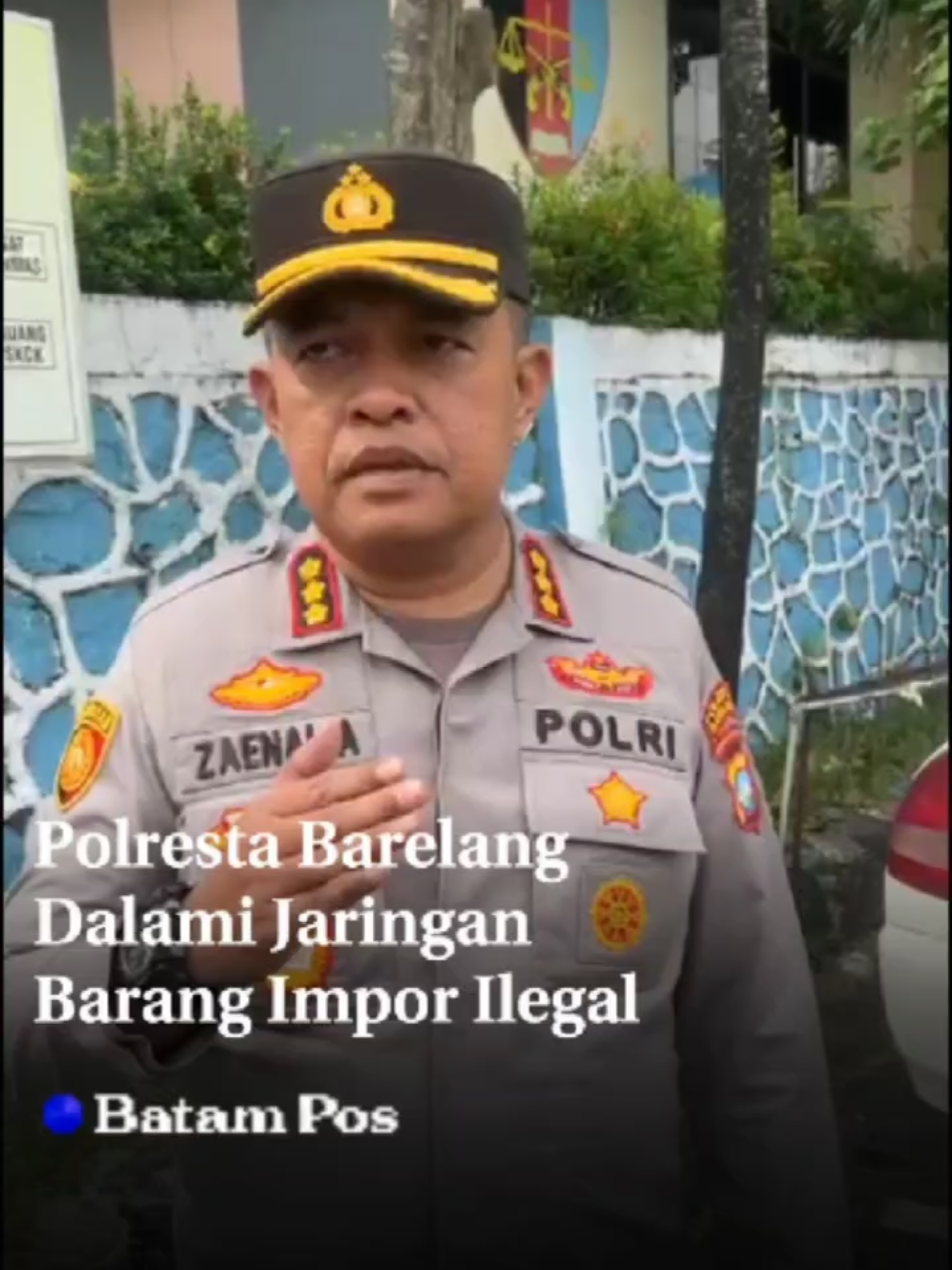 Polresta Barelang terus mendalami kasus penyelundupan barang impor bekas (ballpres) yang diamankan di kawasan Sagulung, Batam, Sabtu (8/11) lalu. Setelah mengamankan lima truk dan kontainer berisi ballpres, penyidik kini memeriksa 25 orang yang berada di lokasi saat kegiatan bongkar muat berlangsung. Kapolresta Barelang, Kombes Zaenal Arifin, mengatakan, pemeriksaan dilakukan untuk mengurai peran masing-masing orang dalam aktivitas bongkar muatan tersebut, termasuk sopir dan pekerja angkut. Ia menyebut, penyidik telah mendapatkan gambaran awal mengenai alur distribusi dan pihak yang terlibat. “Dari 25 orang yang kami amankan, kami sudah mengetahui peran masing-masing. Pemeriksaan lanjutan akan dilakukan, termasuk terhadap perusahaan yang terkait dengan kegiatan tersebut,” kata Kombes Zaenal. Selain pemeriksaan saksi, penyidik juga menyiapkan langkah penyitaan sejumlah dokumen untuk memperkuat proses penyelidikan. Dokumen yang akan disita antara lain terkait perizinan, asal barang, hingga jalur distribusi. “Penyitaan dokumen dilakukan agar penanganan perkara objektif dan terukur. Kami memastikan proses ini berjalan sesuai ketentuan,” ujarnya.  Terkait adanya isu tekanan dari pihak tertentu untuk menghentikan penindakan, Zaenal mengatakan, penyidikan berjalan independen dan tidak dipengaruhi siapa pun. Narasi: Fiska Juanda Editor: Ari #polrestabarelang #barangimpor #penyelundupan #kontainer #batam @zaenalarifin99official 