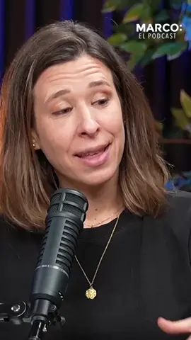 Existe un hack que puede cambiar la forma en la que tomas decisiones al comprar. Y no tiene que ver con presupuestos ni aplicaciones. 👀 Marina Armendares, CEO de @capitellefinance y @finanzasconludi te lo cuentan en el nuevo episodio. Episodio en YouTube: @marcoantonioregil o da clic en en link de mi perfil. #marcoantonioregil #ahorro #finanzaspersonales #psicologiadelconsumo #comprasinteligentes #marcoelpodcast