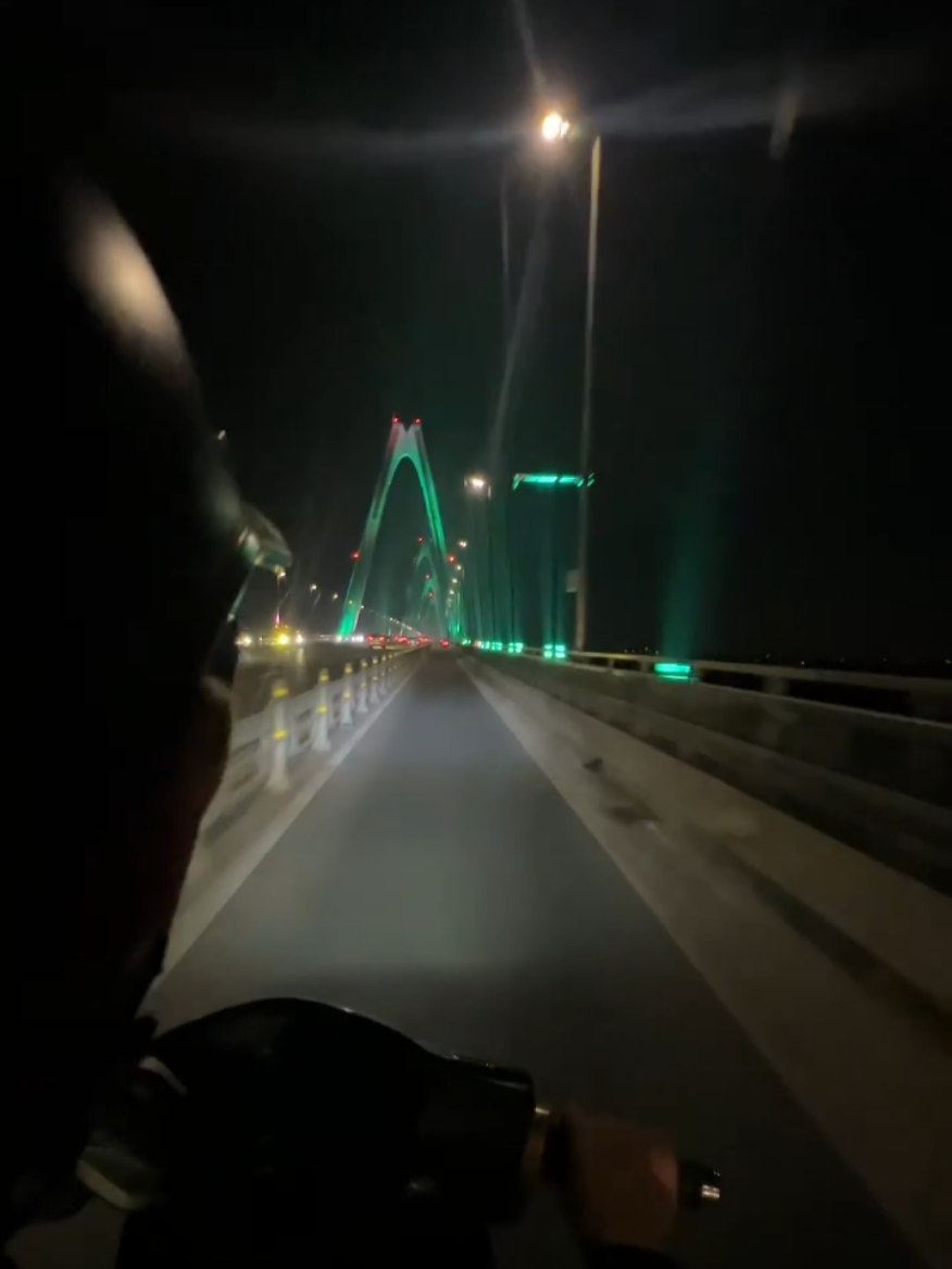 hà nội chắc k ai lạ gì cây cầu này🥰#buoitoivuive #langthanghanoi #xuhuong2025 