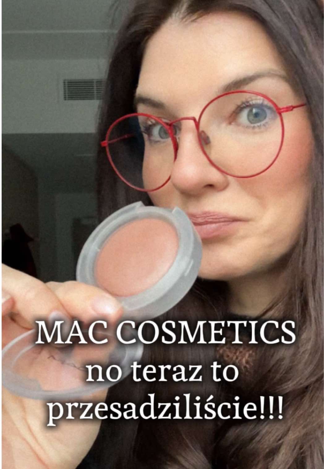 Ten produkt jest tak obłędny kolorystycznie, a jego formuła tak wdzięczna do pracy, że postanowiłam poświęcić mu cały reel.  MAC Glow Play Blush - kolor True harmony🥰  ‚True harmony’ kolorystycznie przypomina połączenie różu & brązu i będzie idealny dla każdego typu urody (no może poza bardzo ciemną karnacją, na której najprawdopodobniej będzie wypadać mało wyraziście) Na wszystkich pozostałych zapewniam - będzie sztosem!  Idealna opcja dla tych, którzy: 1. Cenią sobie czas/miejsce w kosmetyczce i dlatego szukają do podkreślenia policzków opcji 2w1  2. Mają problem z dobraniem różu i bronzera - róż wiecznie wydawał się za różowy, a bronzer zbyt pomarańczowy.  #maccosmeticspoland #macplayglow #macplayglowblush #macblush #makeup      @maccosmetics 