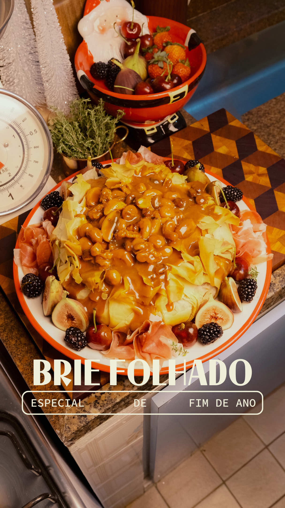 Esse é, sem dúvida, meu momento favorito do ano. E esse ano eu decidi fazer diferente. Até o Natal, eu vou compartilhar 8 receitas especiais - dessas que eu faço em casa, nas festas, nos encontros. Receitas pra celebrar, impressionar e emocionar. A gente começa hoje com essa que, talvez, seja a receita mais bonita que eu já fiz por aqui: Brie folhado com toffee de castanhas, frutas vermelhas frescas e presunto cru 🤍 Salva esse post, me segue pra acompanhar essa temporada e me conta: e aí, comeria? 😉