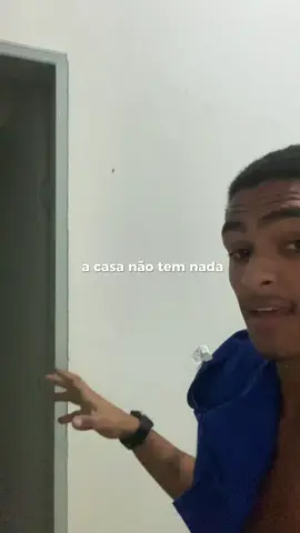 📖 Parte 6 — O peso das escolhas Mudar de cidade foi mais do que uma decisão, foi um ponto de virada. Passei dois dias na casa da mãe do brother que me ajudou nesse corre, tentando achar um canto pra dividir. Minhas coisas ainda estavam em Conceição da Barra e o pouco que eu tinha mal dava pra começar. Mas eu não quis esperar. Mesmo sem nada dentro, entrei na casa nova com a vontade de fazer dar certo. E tem algo que eu nunca esqueço. Eu tinha começado a namorar antes de tudo isso, e sem ela eu nem teria conseguido trazer minhas coisas pra cá. Ela pegou o dinheiro que tinha e me mostrou que nem sempre a força tá em fazer tudo sozinho. Foi ali que eu percebi o peso de fazermos as escolhas certas e o quanto elas determinam o rumo da nossa história. A chuva passou, as metas continuaram em dia e eu e o Ryan começamos um novo ciclo, do zero, mas com propósito. #trajetória #históriasreais #mudançadevida #propósito #autenticidade    