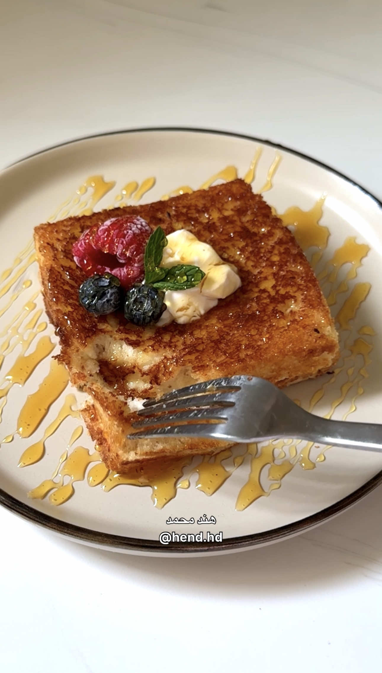أسهل وألذ فطور طري وكرسبي من برا للمزيد من الوصفات ضيفوني👇🏼 @hend.hd 	•	خبز توست شلت أطرافه ودهنته جبن سايل 	•	حمرته في زبدة من الجهتين 	•	أضفت ثلث كوب حليب للجهتين (يعني كمية الحليب هذي جزء منها على جهة والباقي على الجهة الثانية) 	•	نتركه على النار يتقمر من الجهتين 	•	قدمته مع عسل 	•	لا تكثرون حليب عشان ما يصير لين بزيادة ويفقد قرمشته من برا