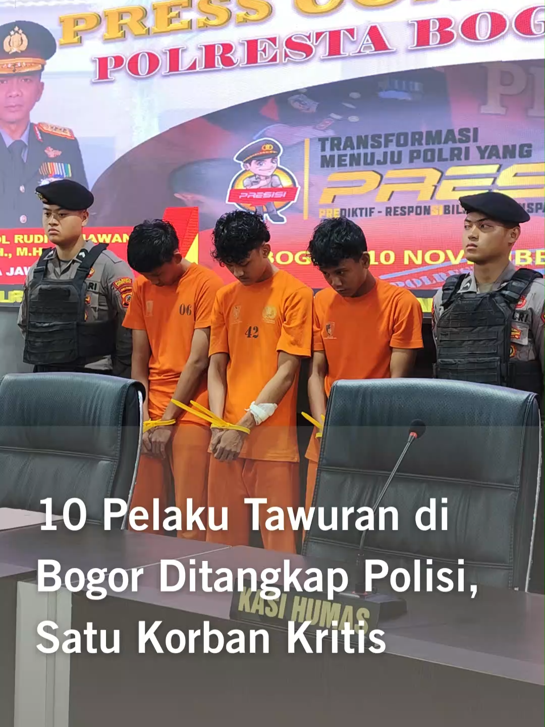 DINEWS.ID – Berawal dari beredarnya video viral memperlihatkan seorang remaja korban tawuran yang sedang dievakuasi ke salah satu rumah sakit di wilayah Bogor, jajaran Satuan Reserse Kriminal (Satreskrim) Polresta Bogor Kota bergerak cepat menindaklanjuti hal tersebut. Hasilnya, 10 (sepuluh) orang pelaku berhasil diamankan berikut barang bukti. “Penyelidikan bermula dari laporan masyarakat melalui layanan WhatsApp ‘Lapor Bapak Kapolresta’ tentang adanya video viral yang menunjukkan evakuasi korban tawuran ke salah satu rumah sakit di Kota Bogor,” jelas Aji. Dua kelompok yang terlibat, sambung Aji, sepakat untuk bertemu dan rencananya akan berduel 3 (tiga) lawan 3 (tiga), dengan membawa senjata tajam. Akibat bentrokan dan saling serang dengan senjata tajam, satu orang menjadi korban dengan luka serius di bagian kepala, punggung, tangan dan leher, dilarikan ke rumah sakit. Selengkapnya baca di WWW.DINEWS.ID #10pelakutawuran #10pelakutawurandibogorditangkappolisi #AKPAjiRiznaldi #Bogor #KotaBogor #polisi #PolrestaBogorKota #tawuran #tawurandibogor #viral