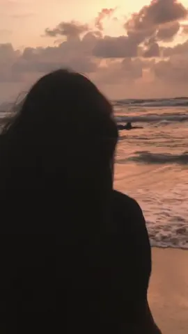 ඇරඹුනේ ඔබෙ වතාවයි නැවතුනේ මගෙ කතාවයි...🙂🥀