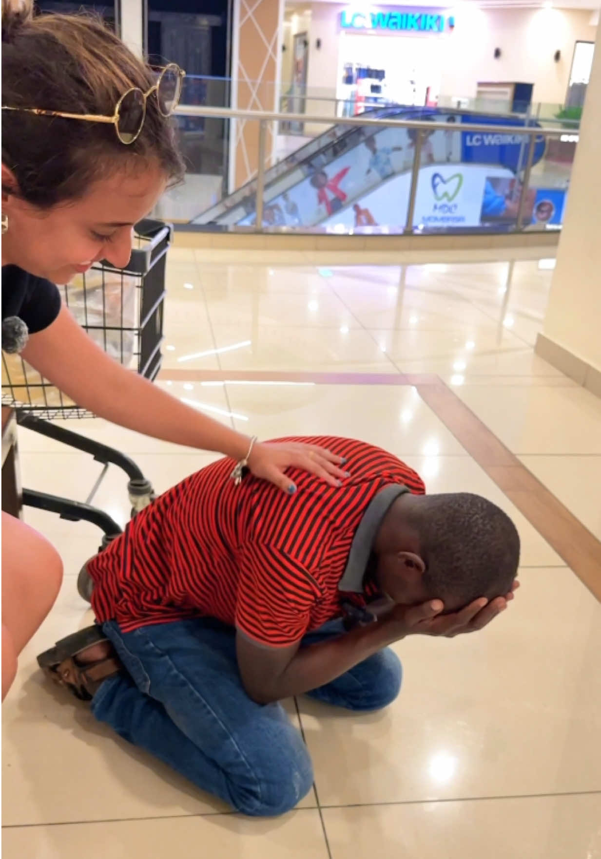 Today we surprised a hardworking young man called Hilary and spent 100,000 on him! He is a Tuktuk driver & a Shell club member based in Mombasa! He said his dream is to open his wife a business 🥹🩷 Shell Club loyalty program isn’t just about collecting points it’s about empowering those who wake up every day to put food on the table for themselves & their families!  - Join the #KameivanaNaShellClub movement & help us to keep changing lives... Dial *523# or find Shell club on the Mpesa app to register! ❤️ #KameivanaNaShellClub @KameivanaKenya  - Video - @smith_hems 💫