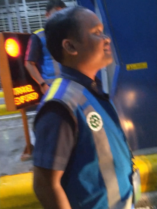 mohon maaf saya viral kan🙏. untuk jasa marga tol Kualanamu tolong di tindak.jadi saya kan masuk dari pintu tol teluk mengkudu lalu saya keluar pintu tol Kualanamu.biasanya saya bayar cuma 37000ribu.jadi pas malam itu saya scan kartu tol saya tidak bisa.jadi gk lama oknum penjaga pintu tol Kualanamu datang dia bilang kesaya mobil saya beda.jadi saya harus bayar 527000 saya GK mau la.dengan alasan mobil saya beda.terus saya video mereka langsung membuka pintu tol kualanamu.dengan alasan kami kerja.tolong ya pak di bantu oknum kayak gini pak🙏 .#fyppppppppppppppppppppppp#pintukualanamu#jasamarga#fypviralシviral 