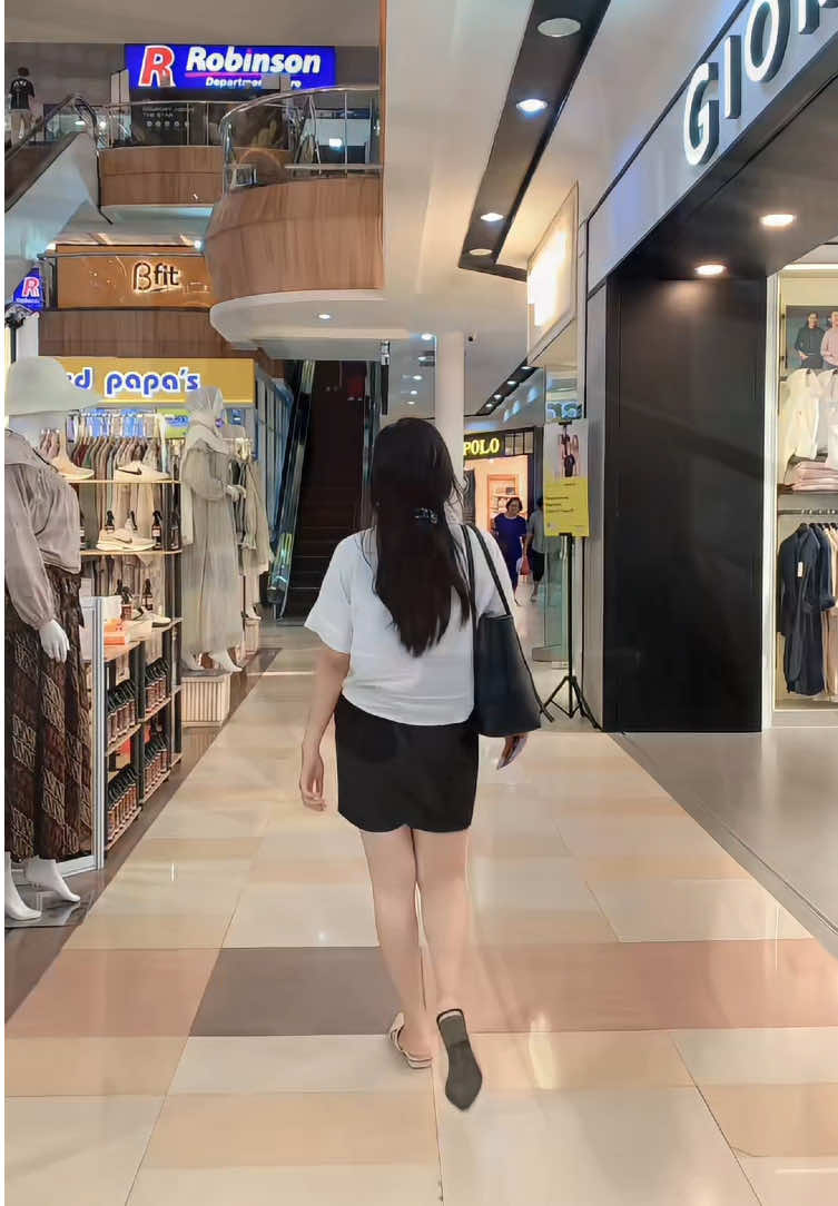 lagi ngrasa “in my era”, suka banget sama energi yang sekarang, yang cuma terobsesi dan fokus sama diri sendiri, yang udah bisa pergi kemana pun aku mau, fun dengan kehidupan, dan kelilingi orang orang baik, MasyaAllah TabarakAllah terimakasih Tuhan😍❤️💫🌻 #fypage #lewatberanda #exploresemarang #lovemyself #liburanseru 