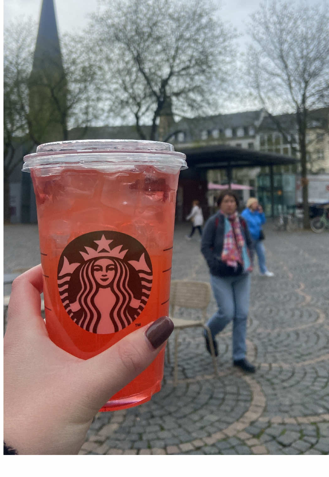 @Starbucks we need more fun, lightweight cold cups like the UK Reusable holiday cup. I live for these😩