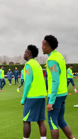 NADA DE MOLEZA! Seleção Brasileira treina forte no CT do Arsenal na preparação para enfrentar o Senegal! #futebol #football #seleção #brasil #vinijr 