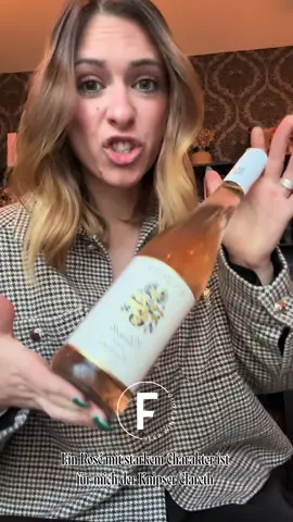 Manchmal braucht’s keinen Anlass – nur ein gutes Glas Rosé. Der Clarette 2024 von Knipser ist wie ein Spaziergang durch die Pfalz: frisch, klar, mit Charakter. 🌸🍇  #friendswineandfood #wine #gastronomie #dortmund 