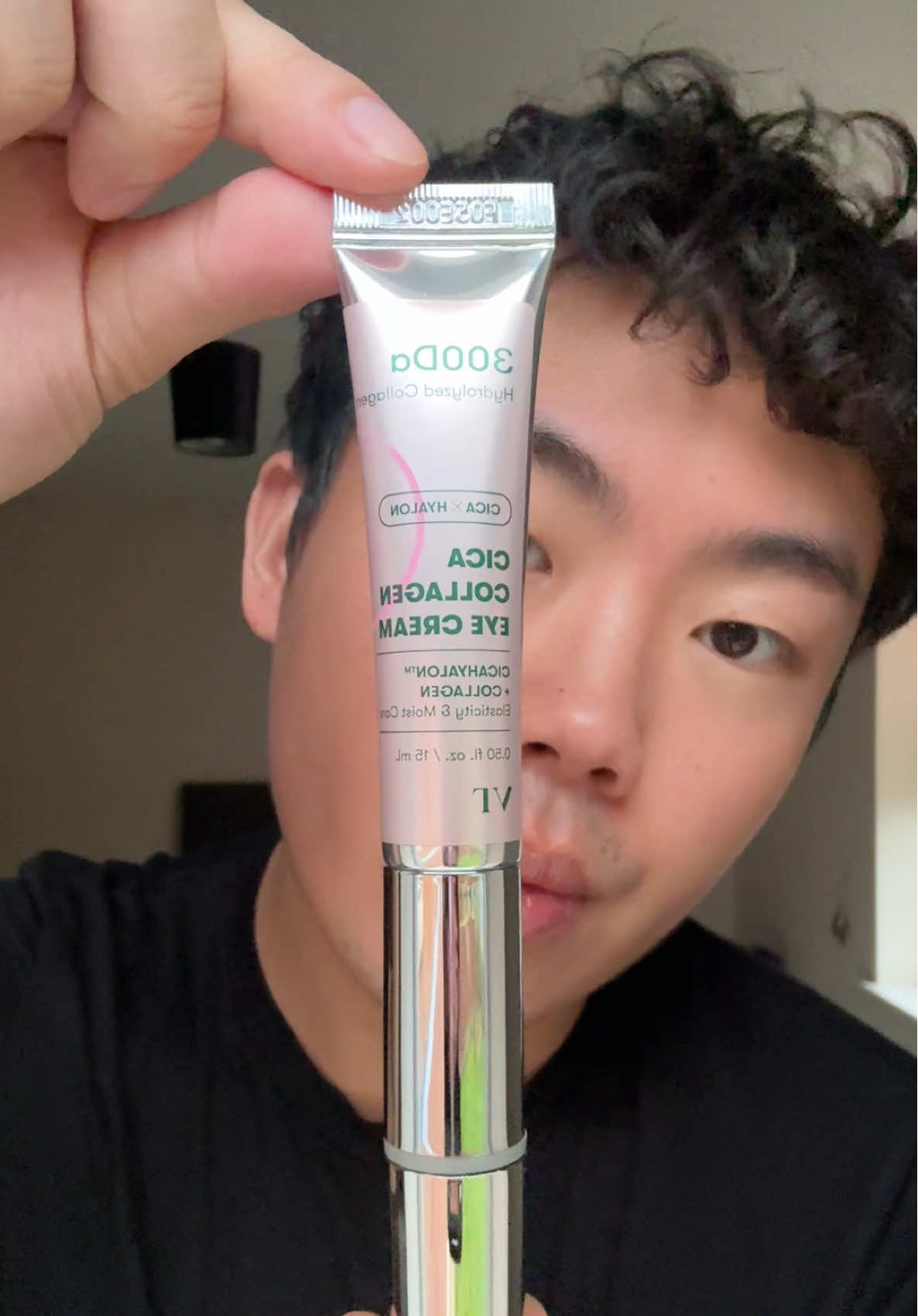 A vibrating eye-cream?! 🤯 officially blown away by this!!! @VTcosmetics_official you are NEXT level! ✨ This is their Cica Collagen Eye Cream! ✨ #vtcosmetics #koreanskincare #collagen #skincaretips #microinfluencer 