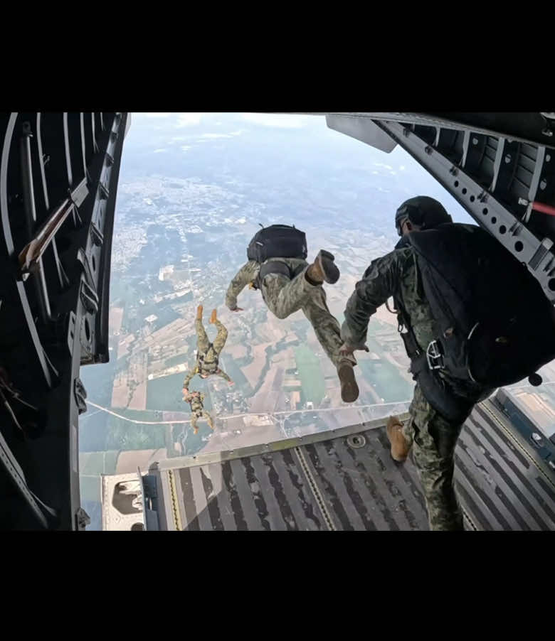 Solo quienes llevan el honor en el corazón y a México en el alma hace de cada salto, una muestra de #valor. #MARINA #SEMAR #ParacaidismoMilitar #EntrenamientoExtremo