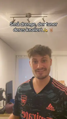 Små drenge, der tuner deres knallert 🛵 🤘🏽#dansktiktok #fordig #humor #fyp #dansk 