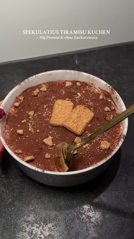 Spekulatius Tiramisu Kuchen✨🎄 Zutaten: - 30g Dinkelmehl - 25g More Vegan Protein Fine Milk Chocolate* - 1-2 scoops Chunky Flavour Christmas Tiramisu* - 4g Backpulver, Prise Salz (Spekulatius Gewürz, Orangenschalen, Butter Mandel Aroma, Butter Vanille Aroma) - 90g Skyr - 1 Ei Gr. M - 30ml Wasser, 30ml Kaffee (ihr könnt das Verhältnis selbst bestimmen) Topping: - 90g Skyr - 30g Exquisa Fitline  - 1-1,5 scoops Chunky Flavour Christmas Tiramisu* - 2g Backkakao - 1 Mogli Spekulatiuskeks mit meinem Code „laetitia“ spart ihr maximal bei More Nutrition und supportet mich auch🫶🏽 / Anzeige -> aktuell bis zu 50% während der Black Week (bis zum 16.11. 10 Uhr)  -> es gibt auch zu jeder Aktion eine Verlosung in meiner Instagram Story (@laetitiaszabo) also schaut da unbedingt vorbei 🩷 Zubereitung: Alle Zutaten für den Kuchen in einer ofenfesten Form vermengen und mit Blaubeeren toppen. Kuchen bei 180° Ober- und Unterhitze für ca 25-30 Minuten backen. Am besten über Nacht in den Kühlschrank stellen, am nächsten Morgen toppen und genießen ⭐️ Nährwerte: ~ 490 kcal | ~ 50g Protein #fyp #kuchen #gesunderezepte #highprotein #morenutrition 