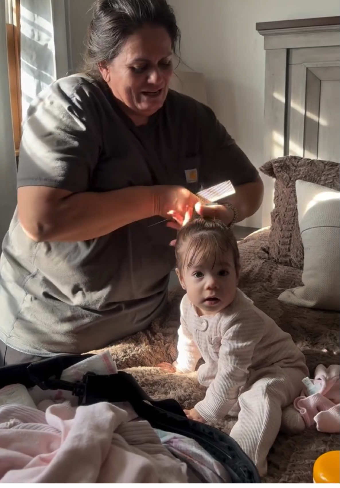 Buenos días por la mañana, peinando a Catalina por qué se quedó a dormir #irmagonzalez #familiadelatorre 