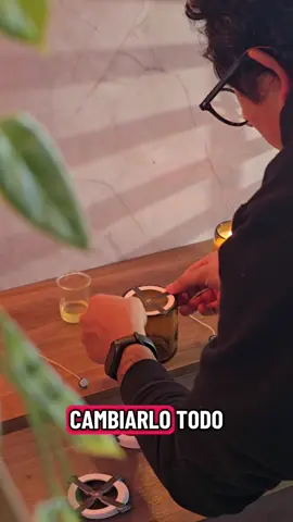 Cada vela artesanal de la línea Studio pasa por un proceso de calibración manual. Como los envases de vidrio soplado ámbar son únicos, medimos y ajustamos cada pieza antes de pegar los dos pabilos de alma de papel. El secreto está en los milímetros: un pabilo mal centrado puede cambiar toda la combustión. Diseño, técnica y paciencia. Así se ve la precisión detrás de una vela de sándalo, azahar y miel. #velaartesanal #velasaromaticas  #velasartesanales #emprendimiento #negociodevelas 