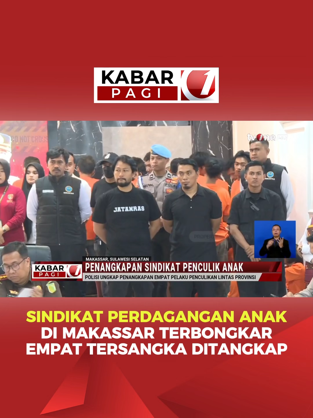 🚨 Sindikat perdagangan anak di Makassar berhasil dibongkar! Polisi berhasil menangkap empat pelaku utama dalam kasus perdagangan anak di Makassar. Modus operandi: Sindikat ini menggunakan media sosial, seperti Facebook, untuk mencari pembeli bagi anak-anak yang telah diculik. Kapolda Sulsel, Irjen Djuhandhani Rahardjo Puro, menyebutkan bahwa sindikat ini telah sembilan kali memperdagangkan anak. Polisi masih menggali lebih dalam jejak digital para tersangka untuk mengungkap jaringan lintas daerah. 📡 Pantau terus tvOne untuk melihat berita terbaru! #BreakingNews #KabarTvOne #UpdateTvOne #BeritaTerkini #TangkapPerdaganganAnak #PolrestabesMakassar